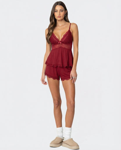Helbild av modell i vinrött linne och shorts med vita sockor och beige tofflor 8