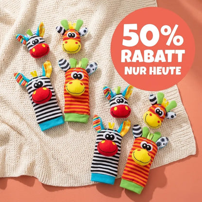 Flera zebra- och giraffrassel, handledsband och sockor, utspridda p\u00e5 en stickad filt mot orange bakgrund. 8