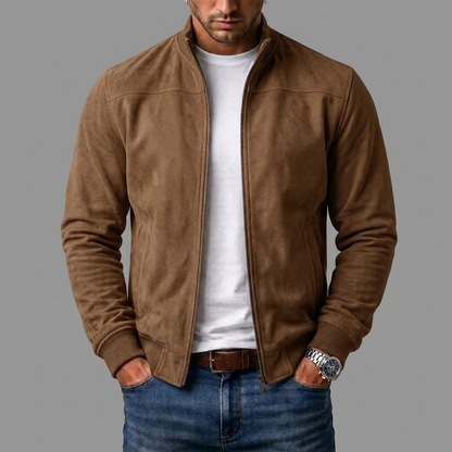 Man bär jackan i mockabrunt, öppen över en vit t-shirt och jeans, med händerna i fickorna. 5