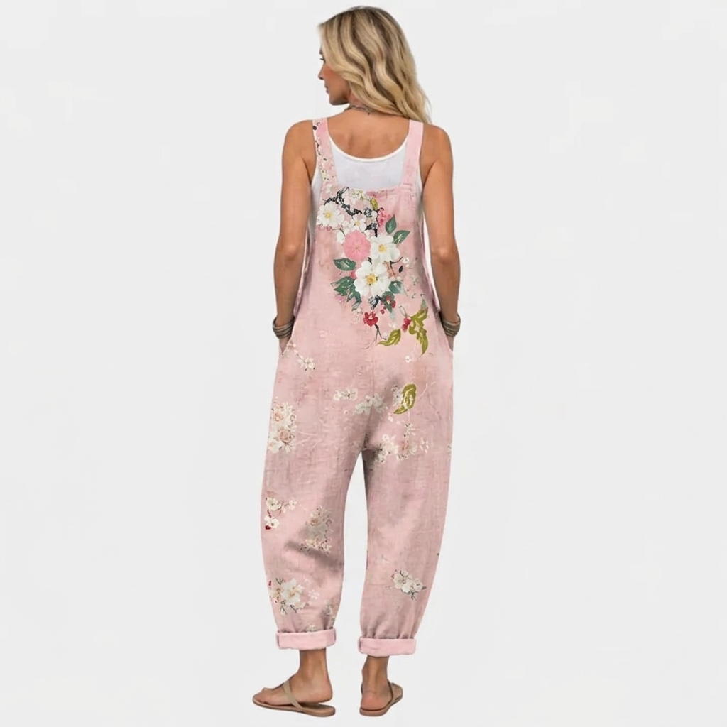 Baksidan på modell sedd bakifrån, med blomstertryck över ryggen, de breda axelbanden och uppvikta byxben. 4