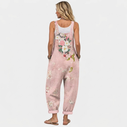 Baksidan på modell sedd bakifrån, med blomstertryck över ryggen, de breda axelbanden och uppvikta byxben. 4