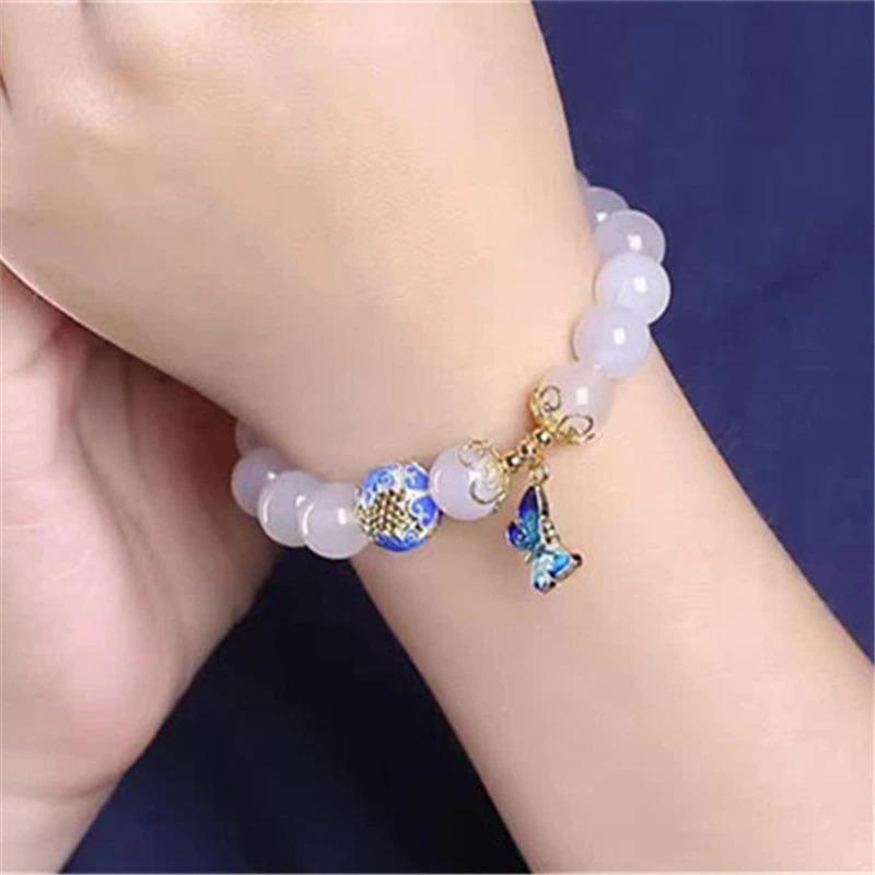 Weiße Achat-Perlenarmband mit blauem Anhänger, 10 mm, modisches Schmuckdesign.