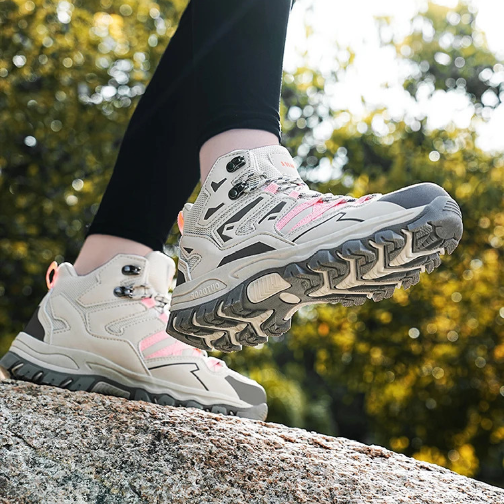 Weiße und rosa Wanderschuhe, robustes Design, rutschfeste Sohle, Outdoor-Aktivitäten.
