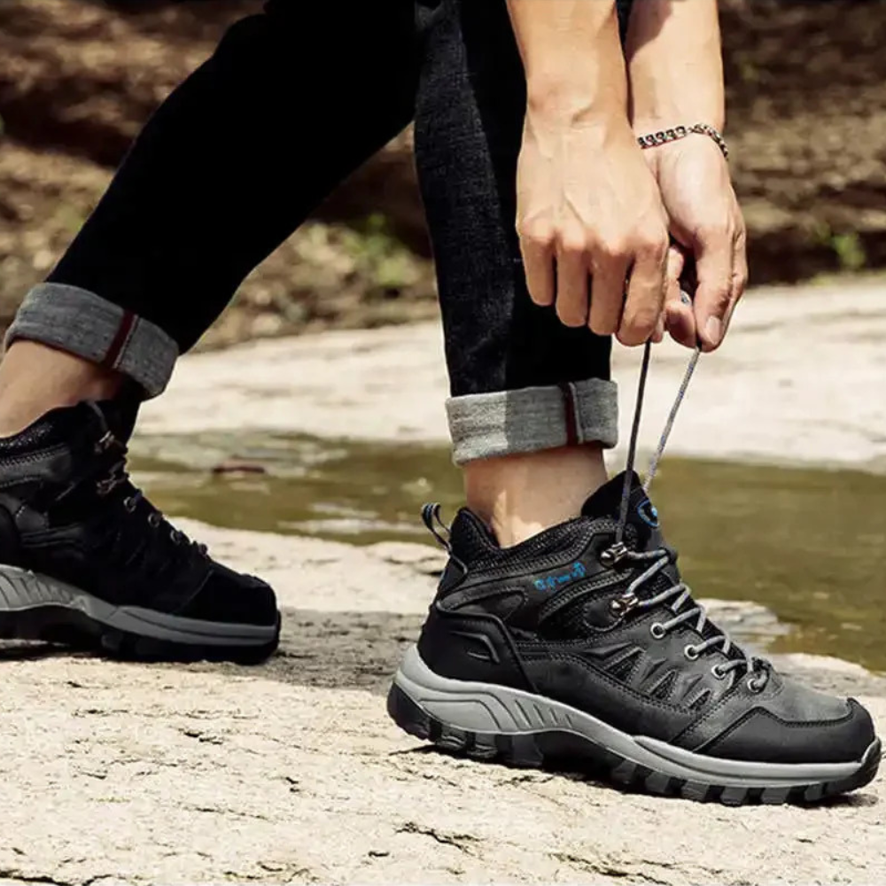Schwarze Wanderschuhe Herren, robust, wasserdicht, Outdoor-Aktivitäten, Schnürsenkel binden.