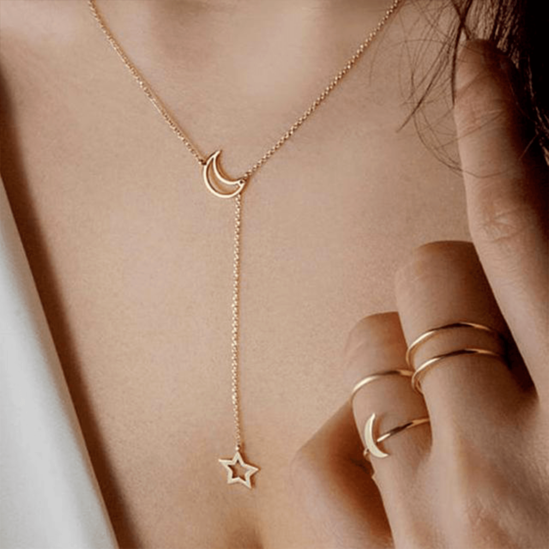 Goldene Halskette mit Mond- und Sternanhänger, Damen-Schmuck, elegantes Design.