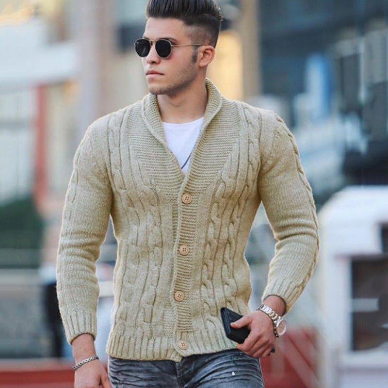 Mann mit beigem Strickpullover, modisch, Herbst-Winter, Herrenmode, Straßenstil.