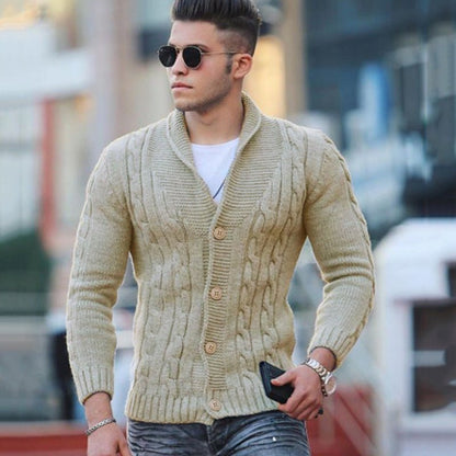 Mann mit beigem Strickpullover, modisch, Herbst-Winter, Herrenmode, Straßenstil.