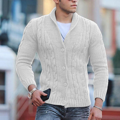 Mann trägt weißen Strickpullover, modisch, Herbst Winter, Herrenmode, Freizeitkleidung.