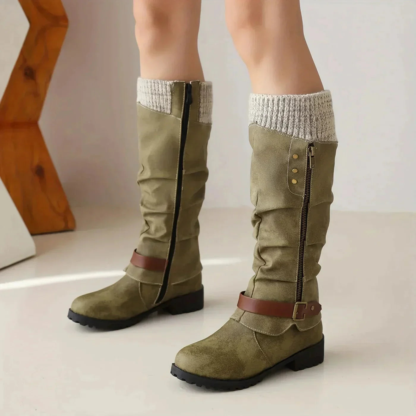 Grüne Damenstiefel mit Reißverschluss, Strickbündchen und Schnalle, modisch und bequem.