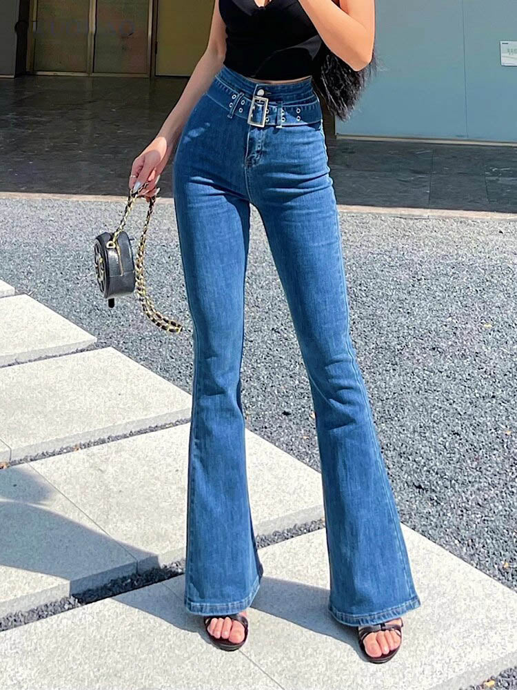 Frau in blauen Schlagjeans mit hoher Taille und Gürtel, modisch, draußen.