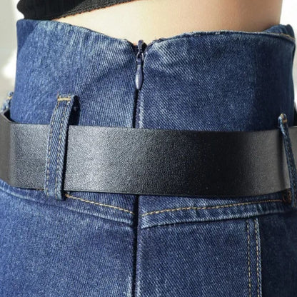 Damenjeans mit hohem Bund, schwarzer Gürtel, Reißverschluss, blaue Denim-Hose, modisch.