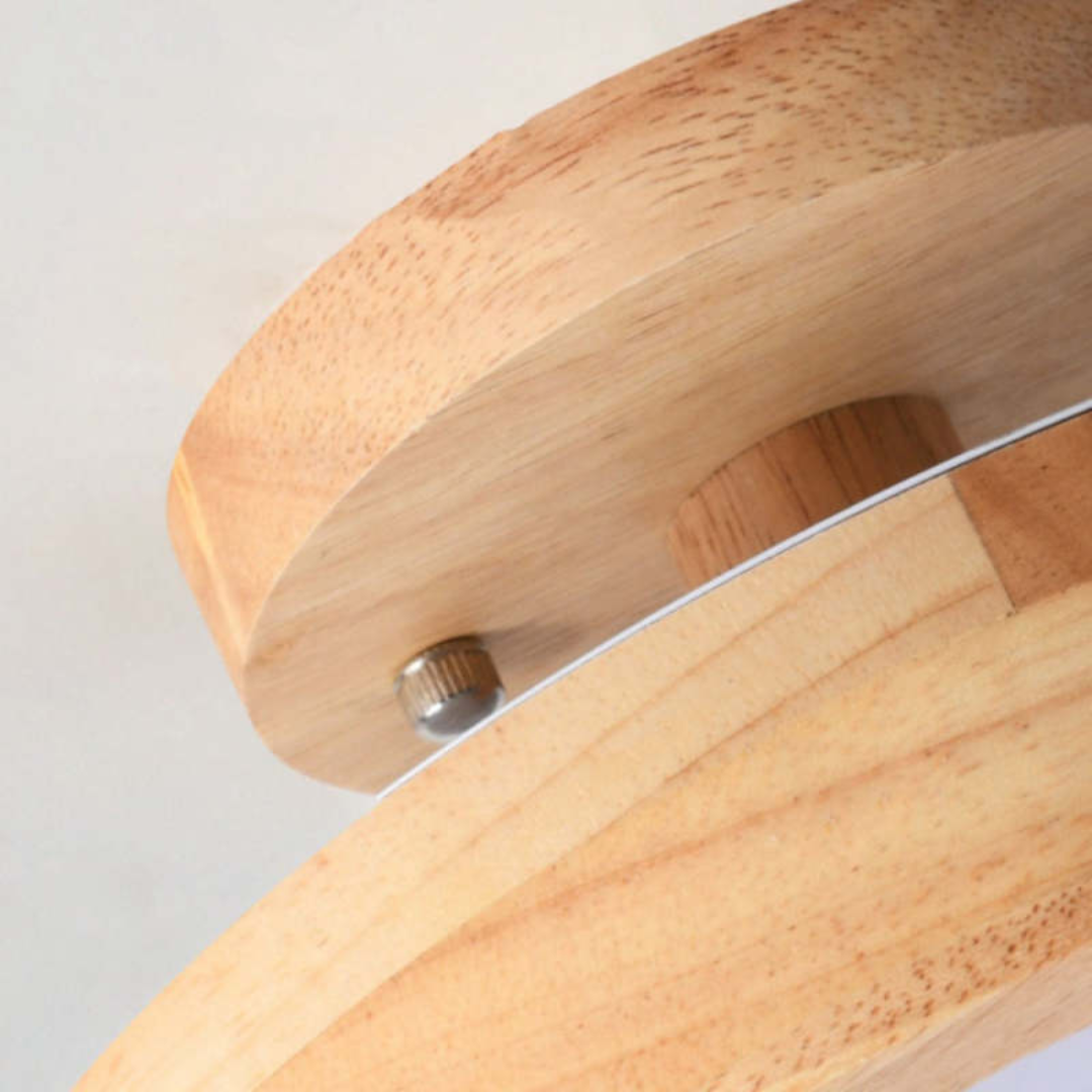 Holzschneidebrett mit Metallgriff, rund, naturbelassen, Küchenausstattung, langlebig, modern.
