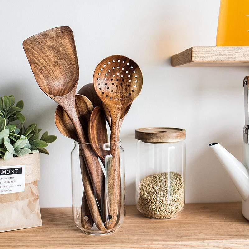 Holzlöffel-Set in Glasbehälter, Küchendekor, nachhaltige Küchenutensilien, Holzoptik.
