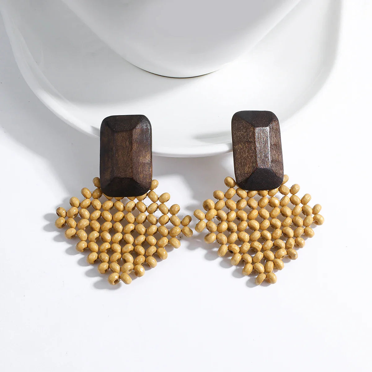 Holzohrringe mit gelben Perlen, geometrisches Design, handgefertigt, modisch, Damenaccessoire.