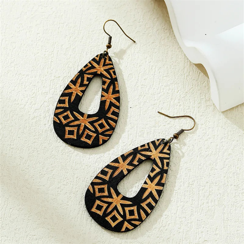 Schwarze Holzohrringe mit geometrischem Muster, handgefertigt, modisch, Boho-Stil.