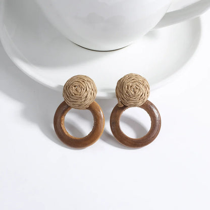 Holzohrringe mit rundem Design, handgefertigt, braun, natürliche Materialien, Modeschmuck.