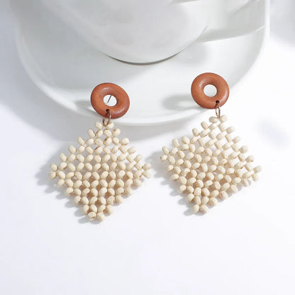 Holzohrringe mit quadratischem Perlenmuster, handgefertigt, Boho-Stil, beige und braun.