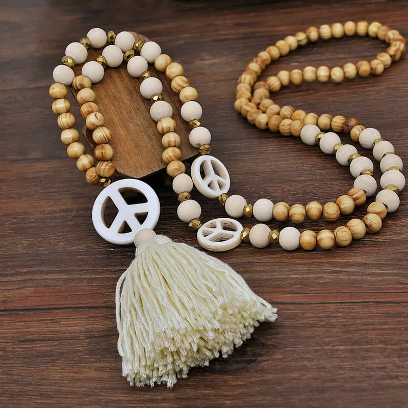 Holzperlenkette mit weißen Friedenssymbolen und Quaste, Boho-Stil, handgefertigt, Dekoration.