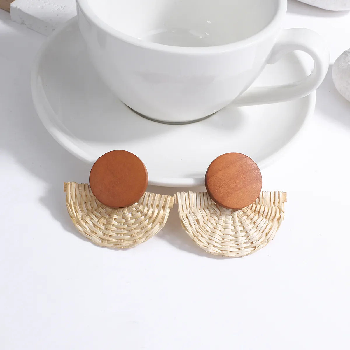 Holz-Ohrringe mit rundem Design, geflochtenem Rattan, modisch, handgefertigt, Damen-Schmuck.