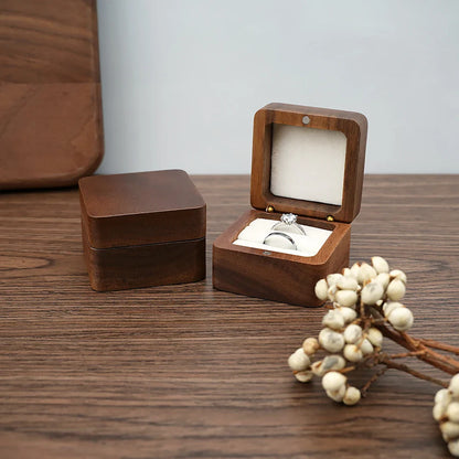 Holz-Ringbox mit Diamantring, Walnussholz, Schmuckaufbewahrung, elegantes Design, Geschenkidee.