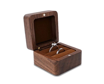 Offene Holz-Ringbox mit zwei silbernen Ringen, Schmuckaufbewahrung, Verlobungsring, Geschenk.