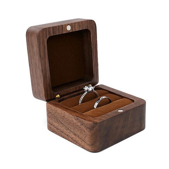 Offene Holz-Ringbox mit zwei silbernen Ringen, Schmuckaufbewahrung, Verlobungsring-Etui.