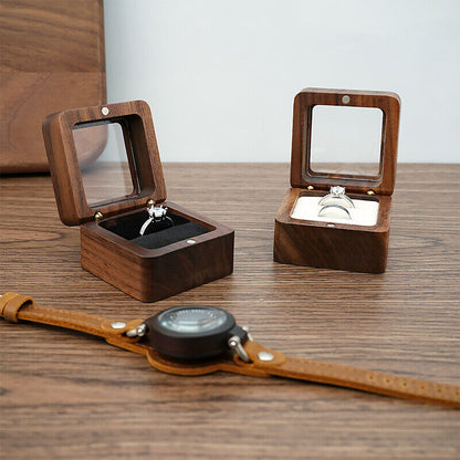Zwei Holz-Ringboxen mit Diamantringen auf Holztisch, elegante Schmuckaufbewahrung.