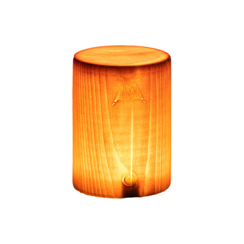 Holzlampe zylindrisch, warmes Licht, handgefertigt, dekorative Beleuchtung, Naturmaterial.