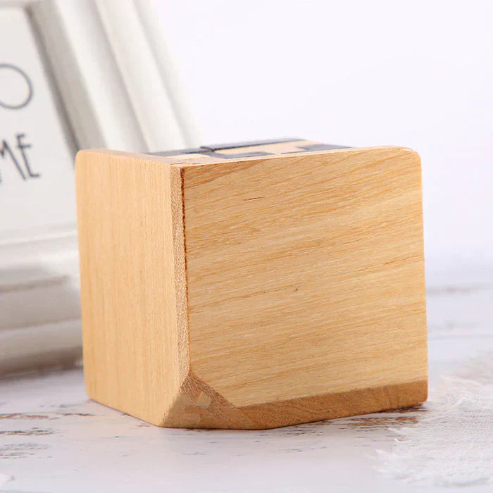 Holzwürfel aus hellem Holz, dekorativer Block, minimalistisches Design, Tischdekoration.