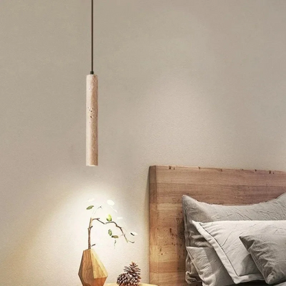 Moderne hängende Holzlampe über Bett, minimalistisches Design, Schlafzimmerbeleuchtung.