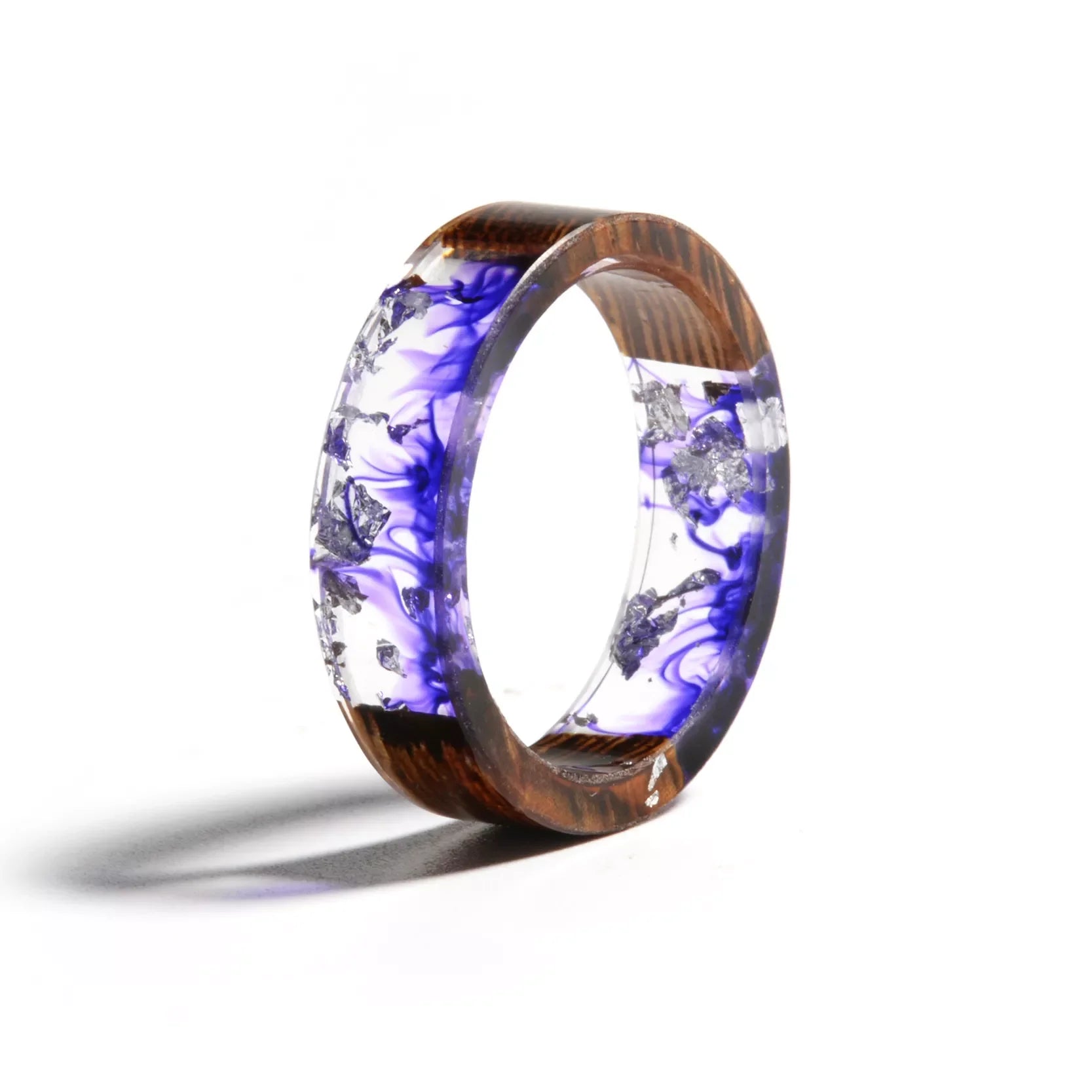 Holzharzring mit lila Wirbeln, handgefertigt, einzigartiges Design, Schmuck für Damen und Herren.
