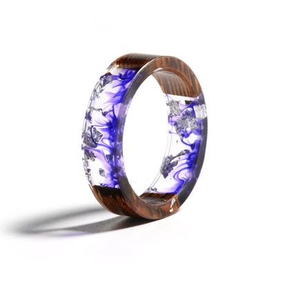 Holzharzring mit lila Wirbeln, handgefertigt, einzigartiges Design, Schmuck für Damen und Herren.