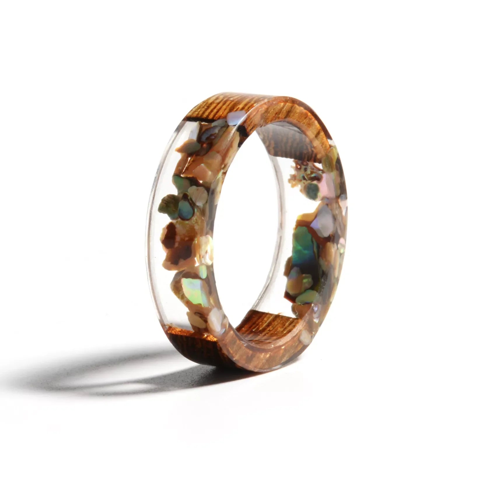 Holzharzring mit Muscheleinschlüssen, handgefertigt, einzigartiges Design, Schmuck für Damen.