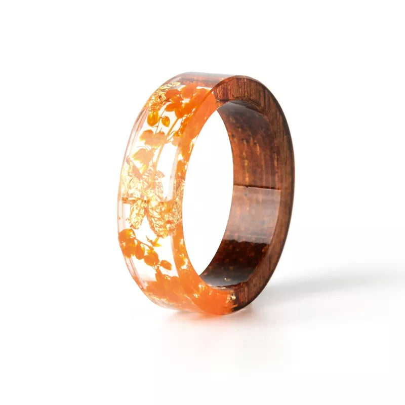 Holzring mit orangefarbenem Harz, Blumenmuster, handgefertigt, einzigartiger Schmuck, Geschenkidee.