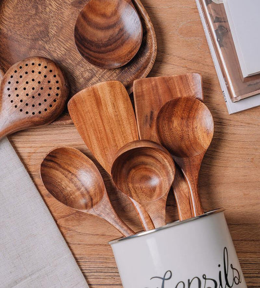 Holzlöffel-Set aus Akazienholz, Küchenutensilien, langlebig, umweltfreundlich, auf Holztisch.