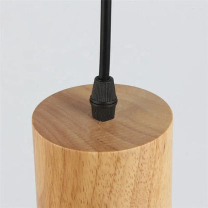 Hängelampe Holz zylindrisch, modernes Design, schwarzes Kabel, skandinavischer Stil.