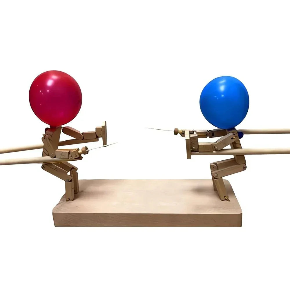 Holzspielzeug Fechtfiguren mit roten und blauen Ballonköpfen auf Holzsockel, interaktives Design.