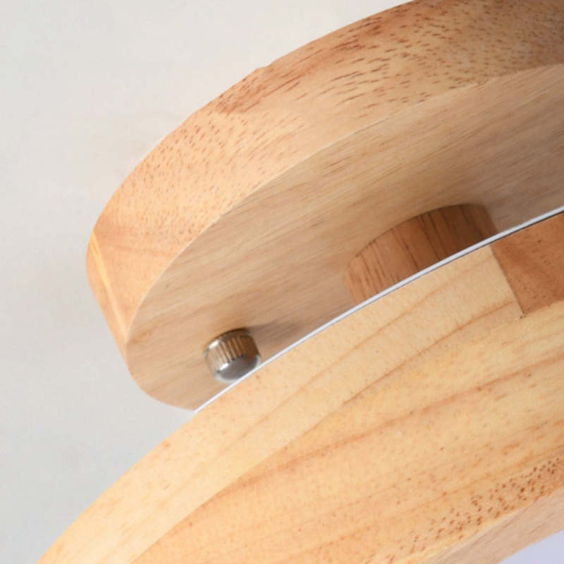 Holzschneidebrett mit Metallgriff, rund, helles Holz, Küchenausstattung, langlebig, modern.