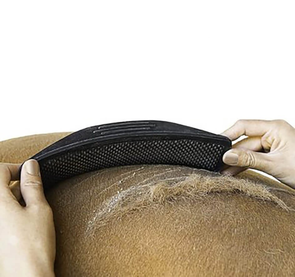 Schwarze Pferdebürste aus Kunststoff, ergonomisch, für Fellpflege und Reinigung.