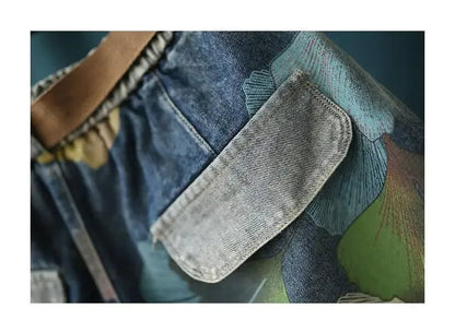 Nahaufnahme bunte Jeans mit Blumenmuster, brauner Gürtel, modische Damenbekleidung.