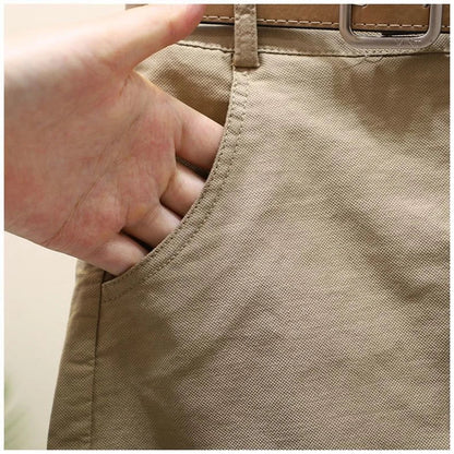 Beige Baumwollhose mit Seitentasche, Nahaufnahme, Hand in Tasche, Freizeitkleidung.