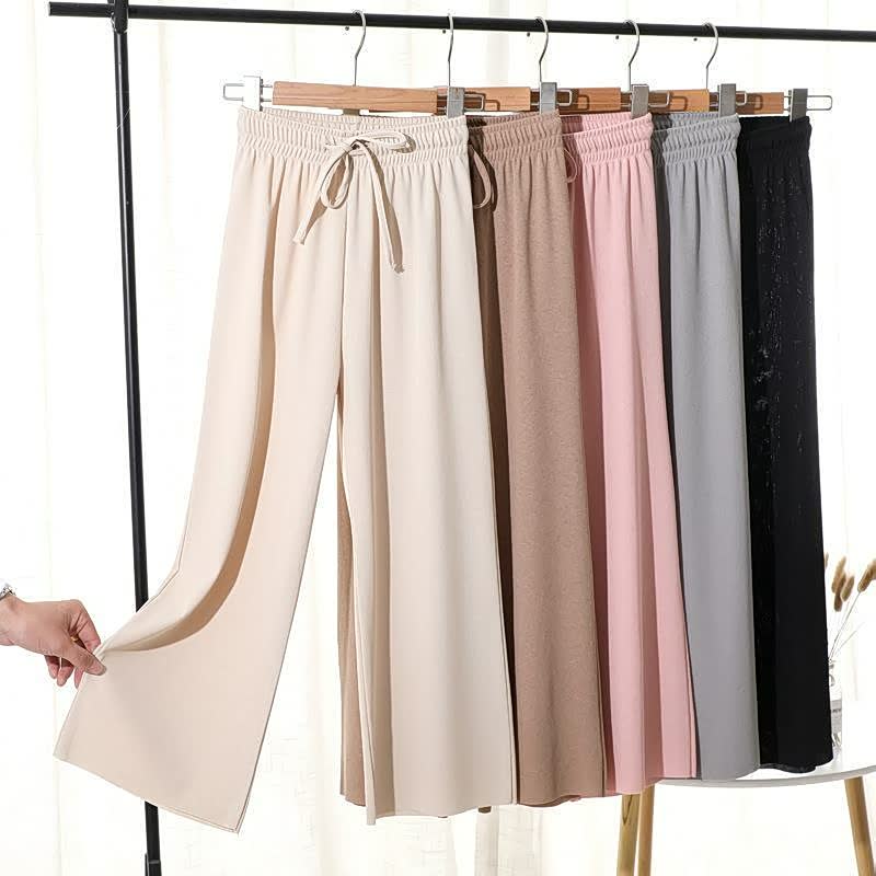 Bequeme Damenhosen aus Baumwolle in Beige, Braun, Rosa, Grau und Schwarz auf Kleiderbügeln.