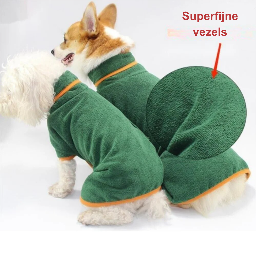 Zwei Hunde in grünen Mikrofaser-Bademänteln mit orangefarbenem Rand, superfeine Fasern.