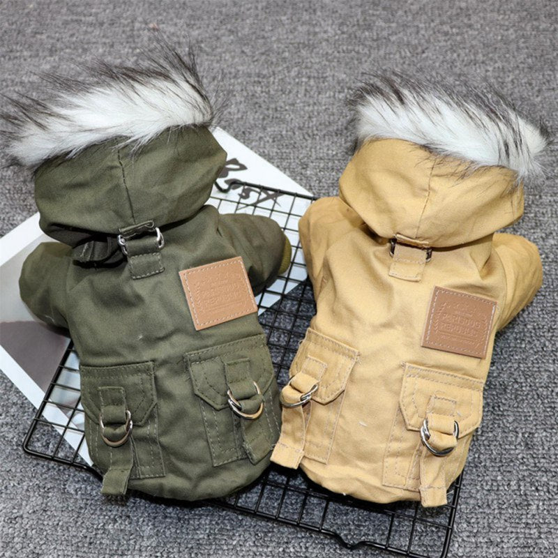 Zwei Hundemäntel mit Kapuze, grün und beige, Kunstfellbesatz, Winterkleidung für Hunde.