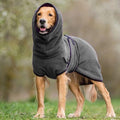 Hund in grauem Frottee-Bademantel, Kapuze, Outdoor, Haustierbekleidung, warm, bequem.