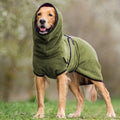 Hund in grünem Bademantel, Kapuze, Outdoor, Haustierbekleidung, wasserabsorbierend.