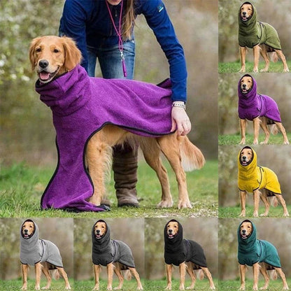 Hund in lila Hundebademantel, verschiedene Farben, Fleece, Outdoor, Haustierpflege.