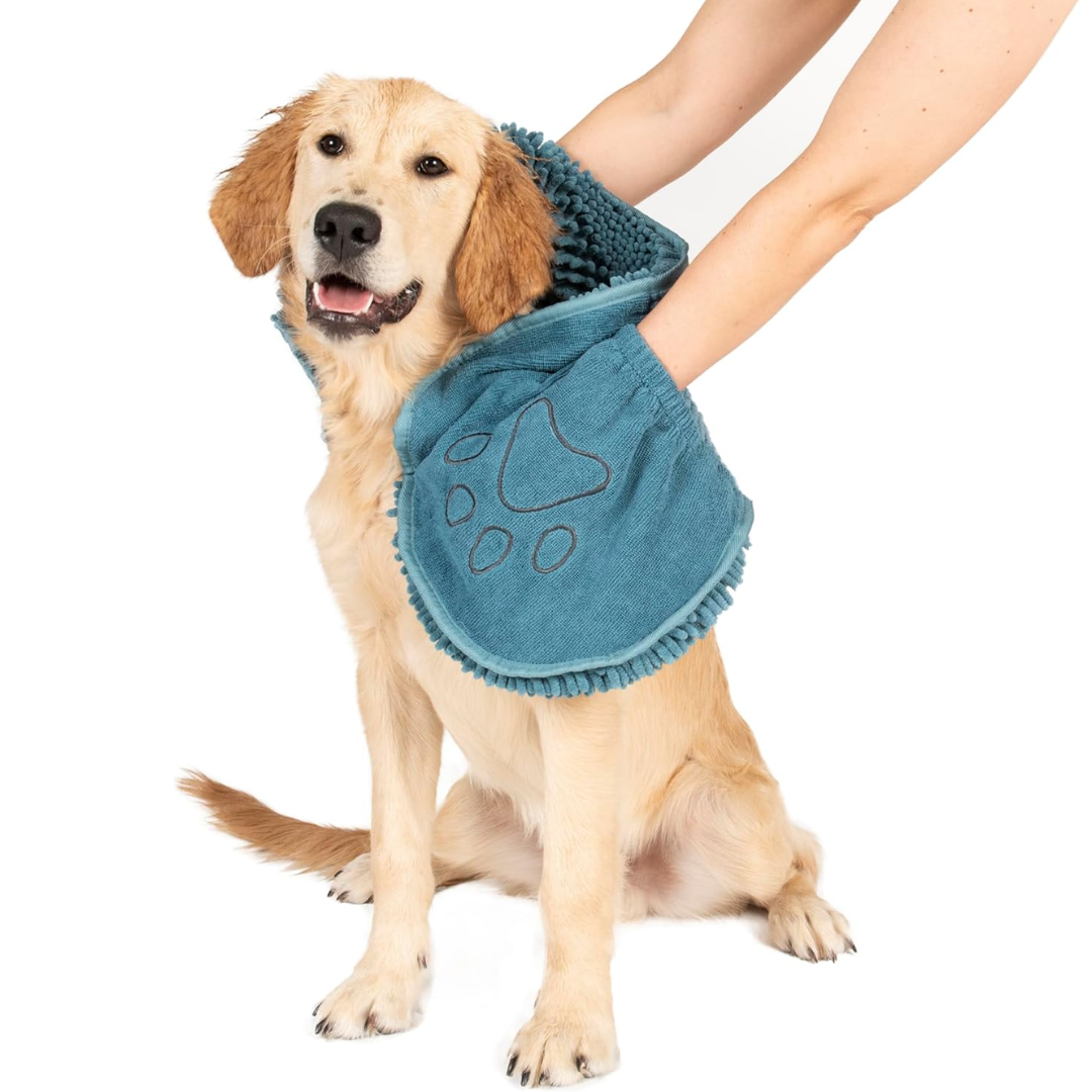 Golden Retriever mit blauem Mikrofaser-Hundetuch, Pfotenmotiv, schnelles Trocknen, Haustierpflege.