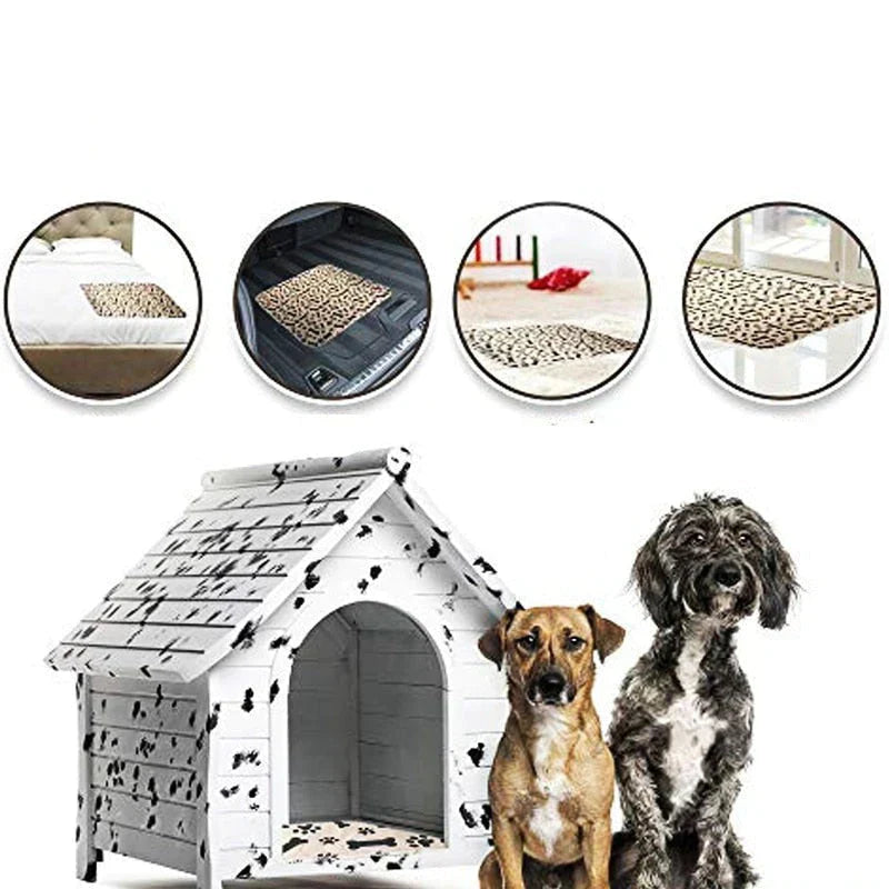 Hundehütte aus Holz mit zwei Hunden und vier runden Bildern von Hundedecken in verschiedenen Mustern.