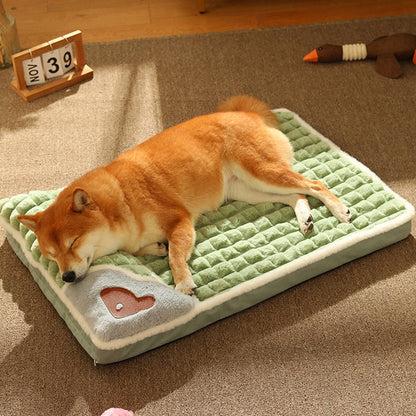Schlafender Hund auf grünem Hundebett mit Herzmotiv, gemütlich, weich, Wohnzimmer.